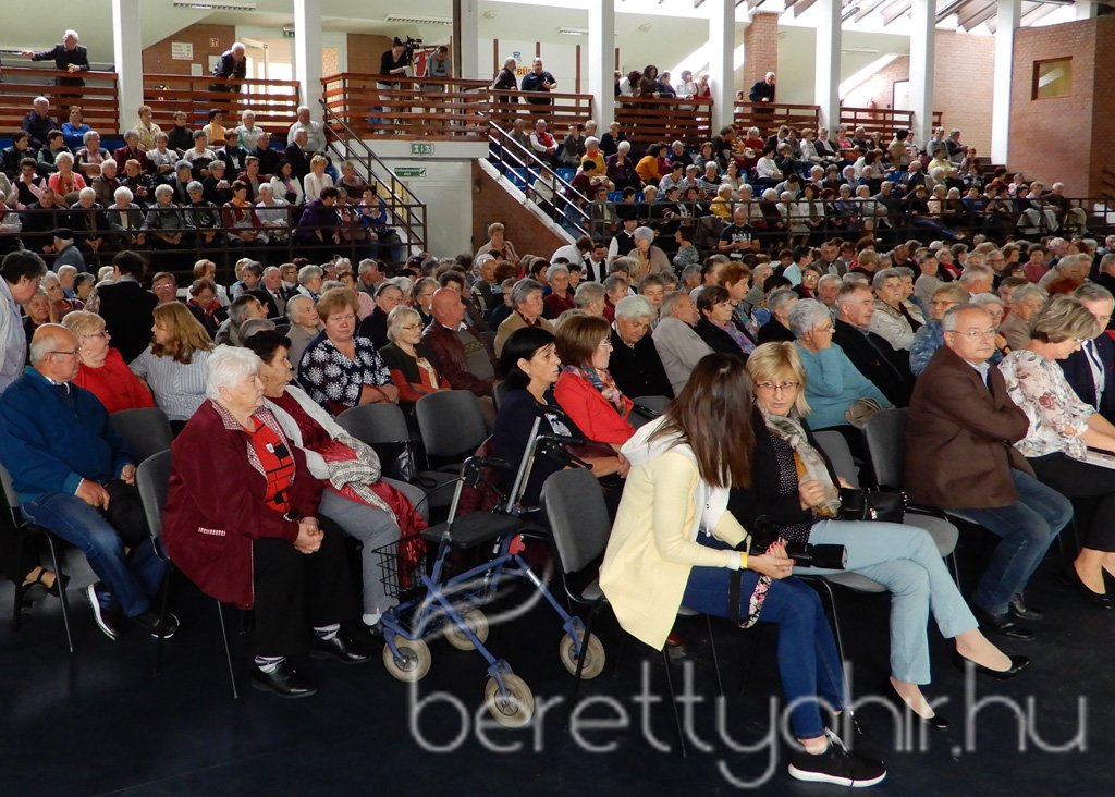 Kovács Kati koncertezett az időseknek 01